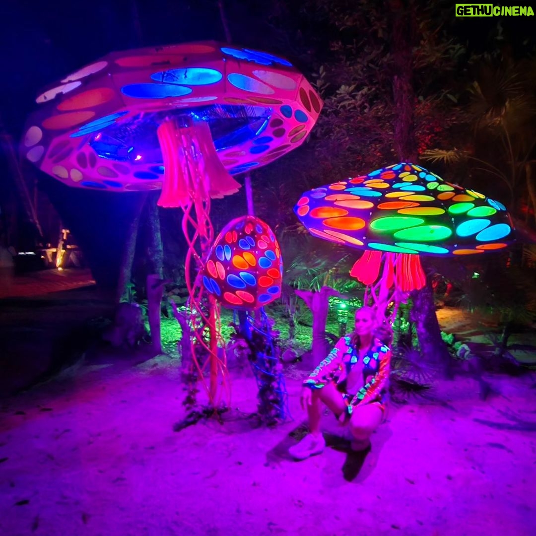 Lívia Andrade Instagram - Alice no país das maravilhas... 🍄 #aliceinwonderland #alice Tulum, México