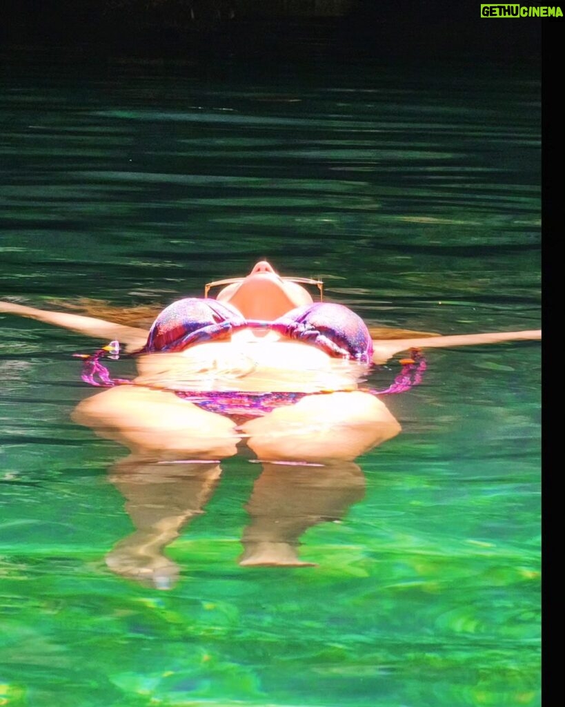 Lívia Andrade Instagram - Uma metamorfose ambulante... Minha energia vai se adaptando, corpo e alma transmutando... 🙌💙🌙🌟 #tulum #yaxmuul #cenote #mexico Yaxmuul-La Jungla Maya