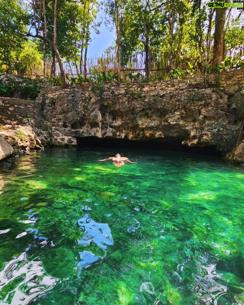 Lívia Andrade Instagram - Uma metamorfose ambulante... Minha energia vai se adaptando, corpo e alma transmutando... 🙌💙🌙🌟 #tulum #yaxmuul #cenote #mexico Yaxmuul-La Jungla Maya