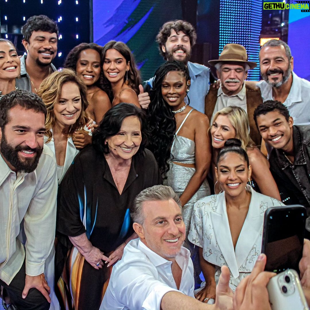 Lívia Andrade Instagram - O @domingao de hoje está....... (complete a frase) Entendedores entenderão!!! Só risada com esse elenco poderoso de estrelas. 🤩📺⭐️ #domingão #globo