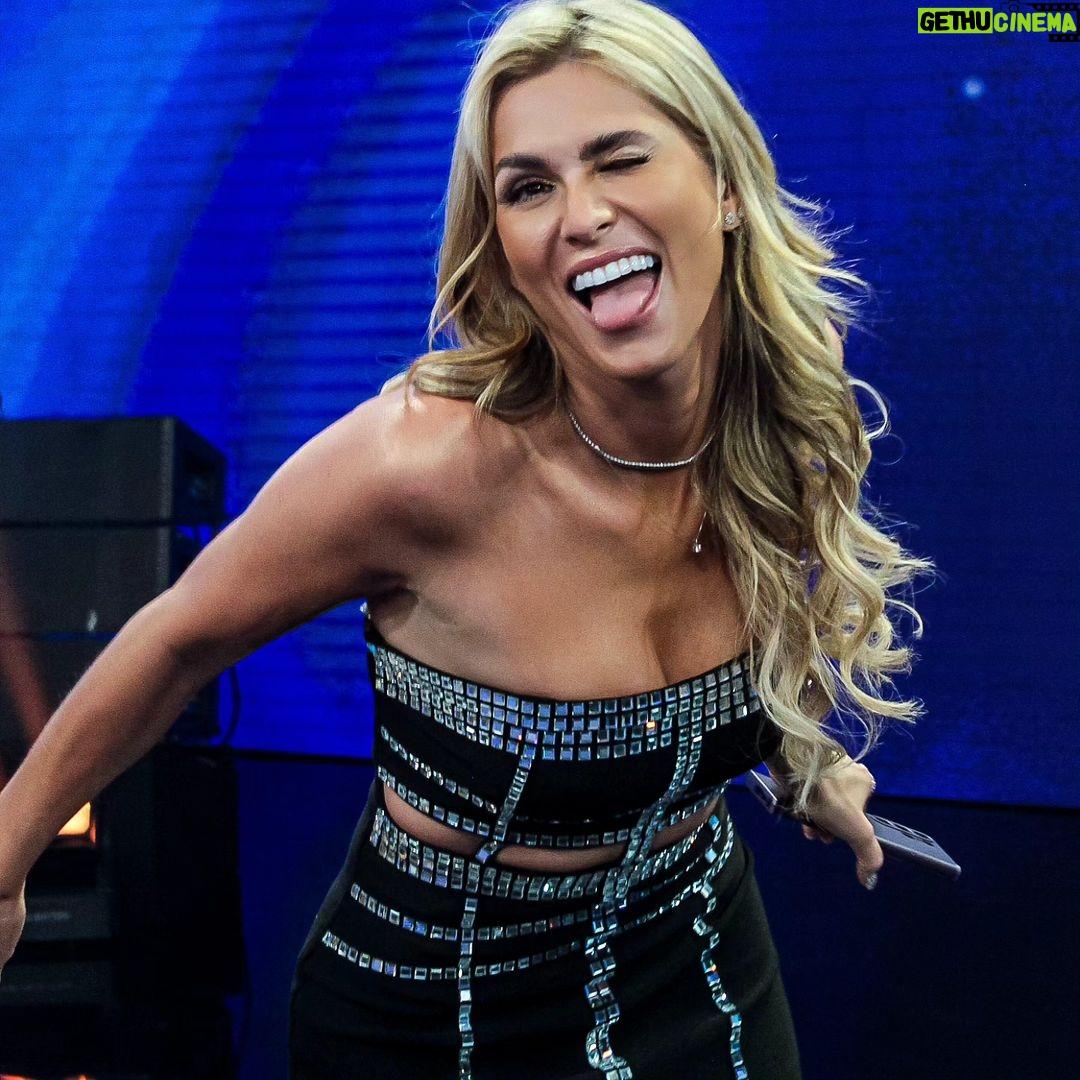 Lívia Andrade Instagram - O @domingao de hoje está....... (complete a frase) Entendedores entenderão!!! Só risada com esse elenco poderoso de estrelas. 🤩📺⭐️ #domingão #globo