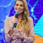 Lívia Andrade Instagram - Loucura Loucura Loucura... Meu @domingao foi desse modelo!!! Tudo aconteceu nesse programa! Suada, descabelada, meio estranha mas cheguei graças a Deus e ao mototáxi. E o resto??? O resto é fofoca!!! 😉🏍 kkkkk