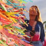 Lívia Andrade Instagram – Meu Senhor do Bonfim que sobre as águas andastes, hoje estais entre o cálice e a hóstia consagrada. 
Treme a terra mas não treme o coração do nosso Senhor Jesus Cristo no altar – treme o coração dos meus inimigos. 
Quando para mim olharem eu os benzo em cruz e eles não benzem a mim. 
Entre o Sol e a Lua e as estrelas e as pessoas da Santíssima Trindade, Pai, Filho e Espírito Santo. 
Na travessia avisto os meu inimigos, meu Deus o que eu faço com eles? 
Com o manto da virgem Maria Santíssima sou coberto, com o sangue do nosso Senhor Jesus Cristo sou valido. 
Se quiserem me atirar, água pelo cano da arma há de correr, assim como correu o leite do peito de Maria Santíssima para a boca do seu adorado filho
E outras armas que para mim levantarem ficarão suspensas no ar e não mim atingirão
Assim como ficou Maria Santíssima no pé da cruz esperando seu bendito filho. 
Corda que em mim botar nos pés há de cair, porta que me trancar há de se abrir 
Assim como se abriu o sepulcro do Nosso Senhor Jesus Cristo para ele subir aos céus.
Salvo fui, salvo sou e salvo serei, com a chave do Santíssimo Sacrário me fecharei.
Amém. 🙌💙 🙏🌟 #senhordobonfim