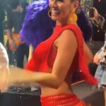 Lívia Andrade Instagram - Bastidores do Carnaval do nosso Domingãoooooo... Isso a globo não mostra , a gente se diverte horrores nesse programa!!! 👣👣👣😅❤️🧡💛