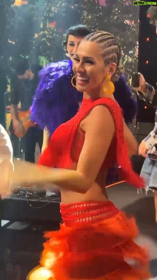 Lívia Andrade Instagram - Bastidores do Carnaval do nosso Domingãoooooo... Isso a globo não mostra , a gente se diverte horrores nesse programa!!! 👣👣👣😅❤️🧡💛