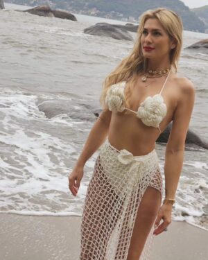 Lívia Andrade Instagram - 🌊💙🥂
#happynewyear