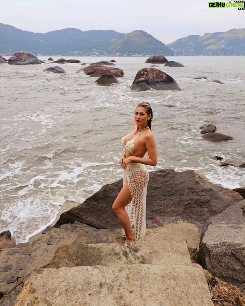 Lívia Andrade Instagram - A cara de felicidade da pessoa que tomou seu bom banho de MAR no dia 01/01/2024 🌊💙🌟