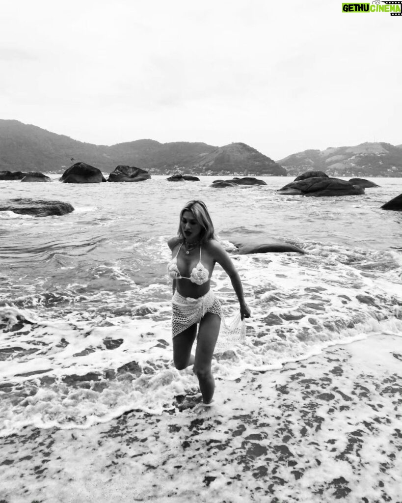 Lívia Andrade Instagram - A cara de felicidade da pessoa que tomou seu bom banho de MAR no dia 01/01/2024 🌊💙🌟