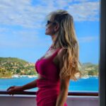 Lívia Andrade Instagram - Um pontinho rosa no meio da imensidão azul 💟💙 Buzios-RJ