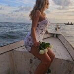Lívia Andrade Instagram - A cultura , ancestralidade, beleza e mistura da Bahia! Axé pra quem é de axé, amém pra quem é de amém Blessed be pra quem é de magia, e amor pra quem é do bem Independente de posição política, ideológica, crença ou religião A desigualdade entre nós cairá por terra quando percebemos que somos irmãos Então não desperdice o presente em nome de um inferno futuro ou de um provável paraíso, a vida é aqui e agora Precisamos uns dos outros e não dá pra fugir disso Ao invés de nos dividirmos entre os que são do mal e os que são do bem, que tal esquecermos nossas diferenças e fazermos o bem sem olhar a quem Os grandes mestres já disseram que precisamos de união Então por que não unir nossas virtudes em prol da nossa evolução? (Vintage Culture/wolfire/Anamari) Salvador - Rio Vermelho