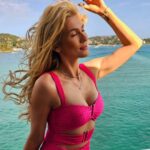 Lívia Andrade Instagram - Um pontinho rosa no meio da imensidão azul 💟💙 Buzios-RJ
