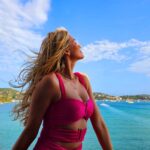Lívia Andrade Instagram - Um pontinho rosa no meio da imensidão azul 💟💙 Buzios-RJ