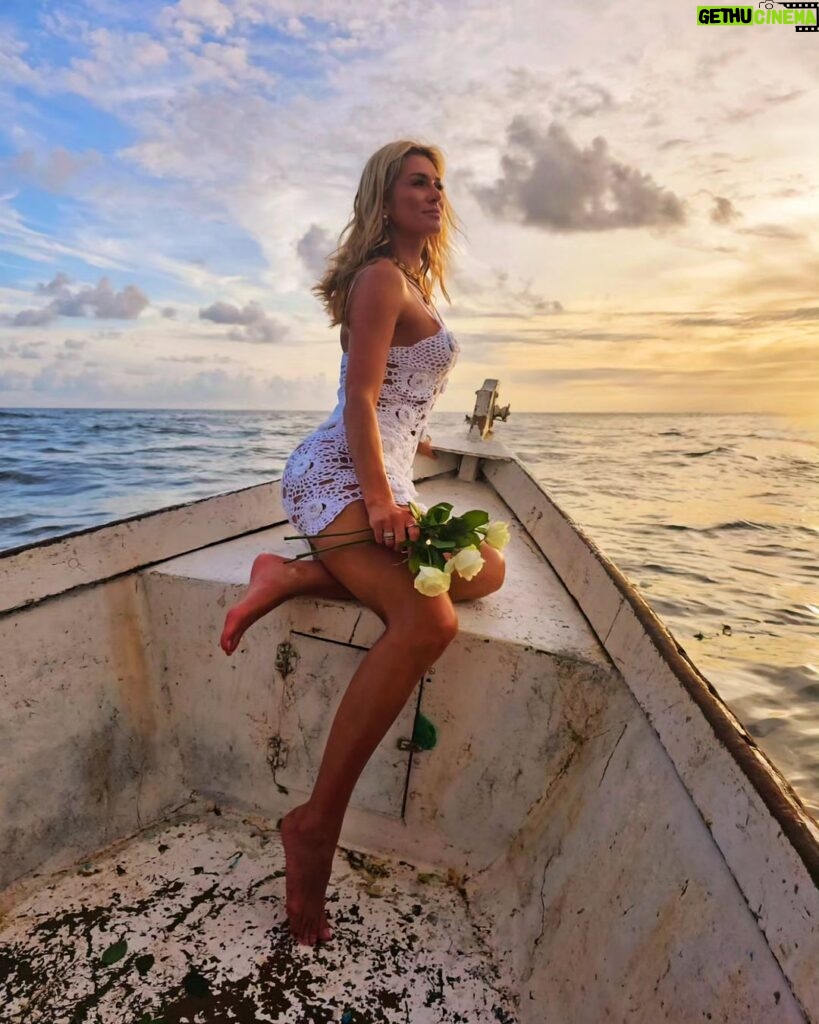 Lívia Andrade Instagram - 💙 02/02/2024 💙 AH MARRRRRRRRRRRRR 🌊 Mais um ano nesse lugar mágico! Os mares sempre vem pra bem 🙌💙🐚🧜🏼‍♀️⚓️💧🙌 #baêa #salvador #yê #bahia Salvador - Rio Vermelho