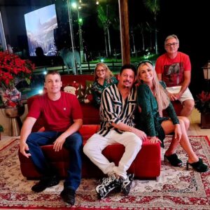 Lívia Andrade Instagram - FELIZ E ABENÇOADO NATAL!!! 🙏❤️🎅🤶 
Todo Natal é assim, uma correria lascada , gente chegando , casa bagunçada, comida que a gente só come nessa época do ano , criançada correndo , forno e fogão bombando e até incêndio! Mas tudo isso é maravilhoso porque estamos juntos. Família e amigos do Peru!!! Eu mesma não tirei uma foto!!! Que absurdo, cadê aquela foto com look Natalino ao lado da árvore de Natal, com luzes apropriadas , com fotógrafo profissional??? Não temossssss kkkkkkkkk Mas temos muitas e boas histórias pra contar. 😅😆🤣🤐