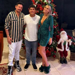 Lívia Andrade Instagram - FELIZ E ABENÇOADO NATAL!!! 🙏❤️🎅🤶 
Todo Natal é assim, uma correria lascada , gente chegando , casa bagunçada, comida que a gente só come nessa época do ano , criançada correndo , forno e fogão bombando e até incêndio! Mas tudo isso é maravilhoso porque estamos juntos. Família e amigos do Peru!!! Eu mesma não tirei uma foto!!! Que absurdo, cadê aquela foto com look Natalino ao lado da árvore de Natal, com luzes apropriadas , com fotógrafo profissional??? Não temossssss kkkkkkkkk Mas temos muitas e boas histórias pra contar. 😅😆🤣🤐
