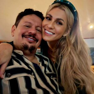 Lívia Andrade Instagram - FELIZ E ABENÇOADO NATAL!!! 🙏❤️🎅🤶 
Todo Natal é assim, uma correria lascada , gente chegando , casa bagunçada, comida que a gente só come nessa época do ano , criançada correndo , forno e fogão bombando e até incêndio! Mas tudo isso é maravilhoso porque estamos juntos. Família e amigos do Peru!!! Eu mesma não tirei uma foto!!! Que absurdo, cadê aquela foto com look Natalino ao lado da árvore de Natal, com luzes apropriadas , com fotógrafo profissional??? Não temossssss kkkkkkkkk Mas temos muitas e boas histórias pra contar. 😅😆🤣🤐