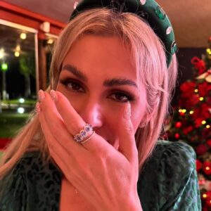 Lívia Andrade Instagram - FELIZ E ABENÇOADO NATAL!!! 🙏❤️🎅🤶 
Todo Natal é assim, uma correria lascada , gente chegando , casa bagunçada, comida que a gente só come nessa época do ano , criançada correndo , forno e fogão bombando e até incêndio! Mas tudo isso é maravilhoso porque estamos juntos. Família e amigos do Peru!!! Eu mesma não tirei uma foto!!! Que absurdo, cadê aquela foto com look Natalino ao lado da árvore de Natal, com luzes apropriadas , com fotógrafo profissional??? Não temossssss kkkkkkkkk Mas temos muitas e boas histórias pra contar. 😅😆🤣🤐