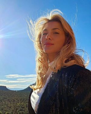 Lívia Andrade Instagram - A natureza é muito mais do que apenas belas paisagens. Ela tem o poder de fazer vibrar a nossa alma, não só pela beleza, mas pela energia e pela sua importância em nossa existência. A Natureza é fonte de toda a vida na Terra, é a energia viva e pulsante que nos alimenta e nos preenche de forma plena. 🧬🌀🏔🙏