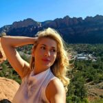 Lívia Andrade Instagram - A natureza é muito mais do que apenas belas paisagens. Ela tem o poder de fazer vibrar a nossa alma, não só pela beleza, mas pela energia e pela sua importância em nossa existência. A Natureza é fonte de toda a vida na Terra, é a energia viva e pulsante que nos alimenta e nos preenche de forma plena. 🧬🌀🏔🙏 Sedona, Arizona