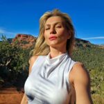 Lívia Andrade Instagram - A natureza é muito mais do que apenas belas paisagens. Ela tem o poder de fazer vibrar a nossa alma, não só pela beleza, mas pela energia e pela sua importância em nossa existência. A Natureza é fonte de toda a vida na Terra, é a energia viva e pulsante que nos alimenta e nos preenche de forma plena. 🧬🌀🏔🙏 Sedona, Arizona