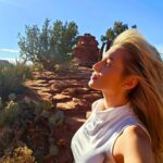 Lívia Andrade Instagram - A natureza é muito mais do que apenas belas paisagens. Ela tem o poder de fazer vibrar a nossa alma, não só pela beleza, mas pela energia e pela sua importância em nossa existência. A Natureza é fonte de toda a vida na Terra, é a energia viva e pulsante que nos alimenta e nos preenche de forma plena. 🧬🌀🏔🙏 Sedona, Arizona