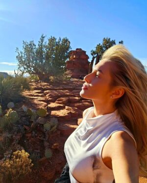 Lívia Andrade Instagram - A natureza é muito mais do que apenas belas paisagens. Ela tem o poder de fazer vibrar a nossa alma, não só pela beleza, mas pela energia e pela sua importância em nossa existência. A Natureza é fonte de toda a vida na Terra, é a energia viva e pulsante que nos alimenta e nos preenche de forma plena. 🧬🌀🏔🙏