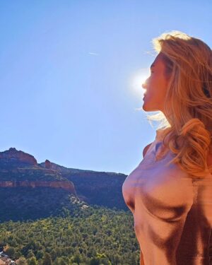 Lívia Andrade Instagram - A natureza é muito mais do que apenas belas paisagens. Ela tem o poder de fazer vibrar a nossa alma, não só pela beleza, mas pela energia e pela sua importância em nossa existência. A Natureza é fonte de toda a vida na Terra, é a energia viva e pulsante que nos alimenta e nos preenche de forma plena. 🧬🌀🏔🙏