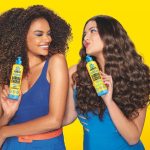Lívia Inhudes Instagram - Campanha linda de @chikascosmeticos ao lado da maravilhosa @lucyramos_ 🤍 Explore o potencial da linha Acorda Cachos centrada no tratamento para hidratação e nutrição dos fios. #BelezaSemDrama #Publi