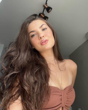 Lívia Inhudes Instagram - Bú!🤎