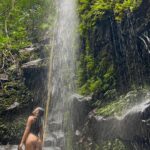 Lívia Inhudes Instagram - eu não sabia que precisava de um banho de cachoeira até tomar um banho de cachoeira! como esse lugar nos revigora e transmite paz 💙