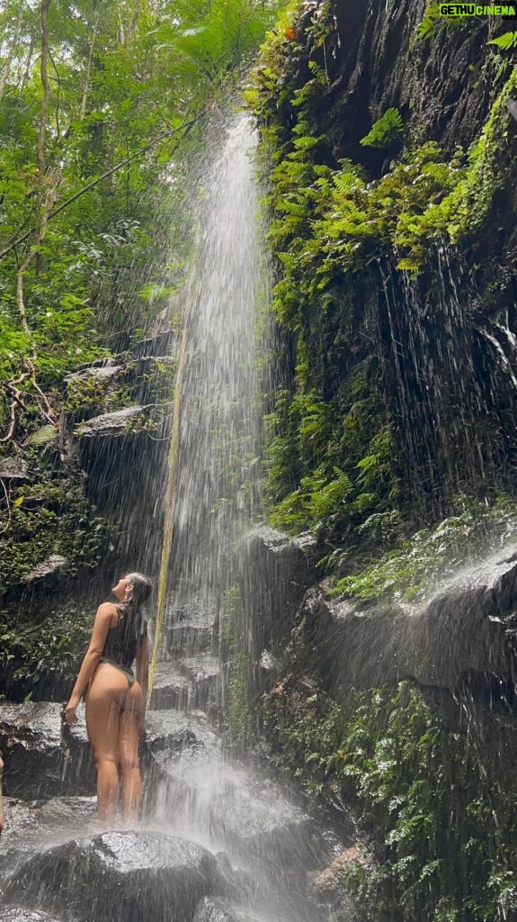 Lívia Inhudes Instagram - eu não sabia que precisava de um banho de cachoeira até tomar um banho de cachoeira! como esse lugar nos revigora e transmite paz 💙