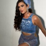 Lívia Inhudes Instagram - indo comemorar a virada do meu aniversário na Sapucaí 🤍 Stylist @victormazzei beauty @paulirodrigues Sambódromo da Marquês de Sapucaí