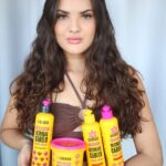 Lívia Inhudes Instagram - Dica muito boa pra você que está procurando a solução pra salvar seu cabelo do ressecamento… linha Desmaia Cabelo de @chikascosmeticos essa linha vai deixar seus fios limpos, hidratados e alinhados. Aproveita meu cupom LÍVIA e já garante essa linha completa 💕👩🏼‍🦱 #BelezaSemDrama #publi