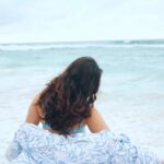 Lívia Inhudes Instagram - Depois de um dia de praia gosto sempre de cuidar do meu cabelo fazendo uma boa hidratação, hoje usei a linha cresce & aparece de @chikascosmeticos que além de acelerar o crescimento do cabelo ajuda no fortalecimento dos fios pois possui óleo de palma em sua fórmula. Sou apaixonada por essa linha 🫶🏻 #BelezaSemDrama #publi