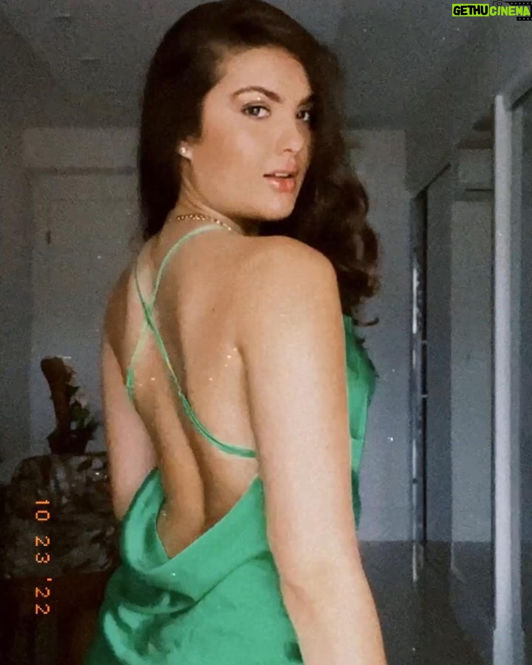 Lívia Inhudes Instagram - acordei radiante e vocês?🌟