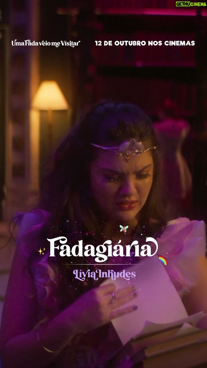 Lívia Inhudes Instagram - Tá achando que estagiar no mundo das fadas é fácil? 🧚♀️ Conheça a Fadagiária, interpretada por Lívia Inhudes, que vai viver muitas aventuras pra ajudar a sua ídola, Fada Tatu, a concluir sua missão. 🤭 Prepare-se para se encantar com #UmaFadaVeioMeVisitar 12 de outubro, somente nos cinemas. ✨