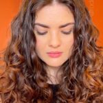 Lívia Inhudes Instagram - Vamo combinar? 😜 Quer aprender a cortar cabelo cacheado comigo? Meu curso on-line já está disponível num valor super acessível!! Link na bio 🥳 #ondulados #cabelosondulados #bigchop #cabeloondulado #cacheado #cabelocacheado #cabelocrespo #curlyhair #curlyhairdontcare #curls #antesedepois #antesydespues #transicaocapilar #transiçãocapilar #xaupodressiva #behindthechair #btc #metodorodrigovizu #cursocachos #cursocabelocacheado VIZU HAIR CLUB
