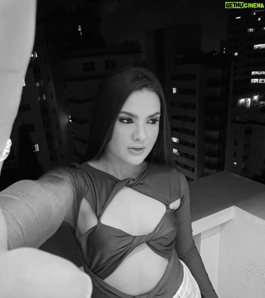 Lívia Inhudes Instagram - baby, você não viu 🌗