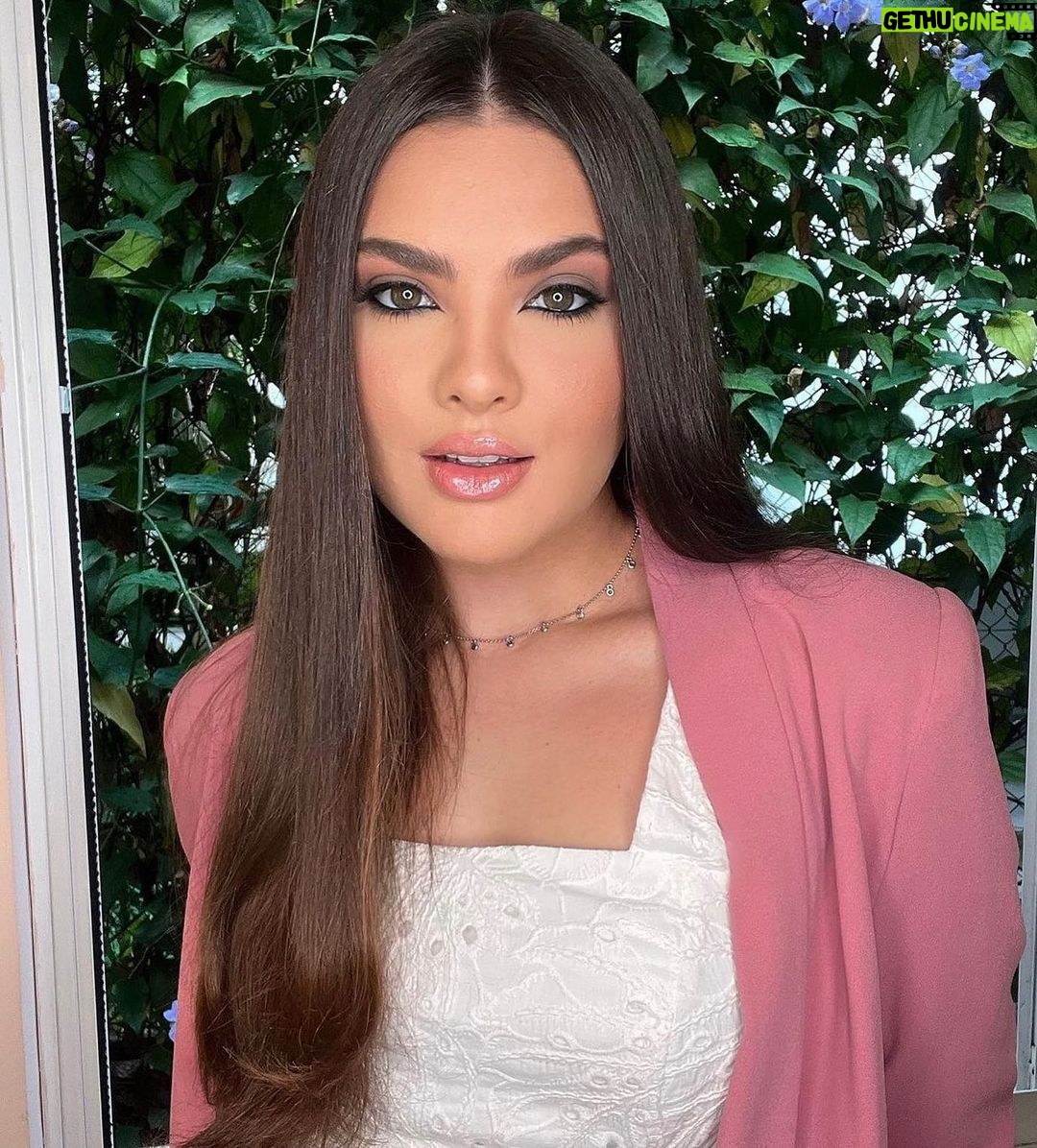 Lívia Inhudes Instagram - Sol em leão né…🤫💗