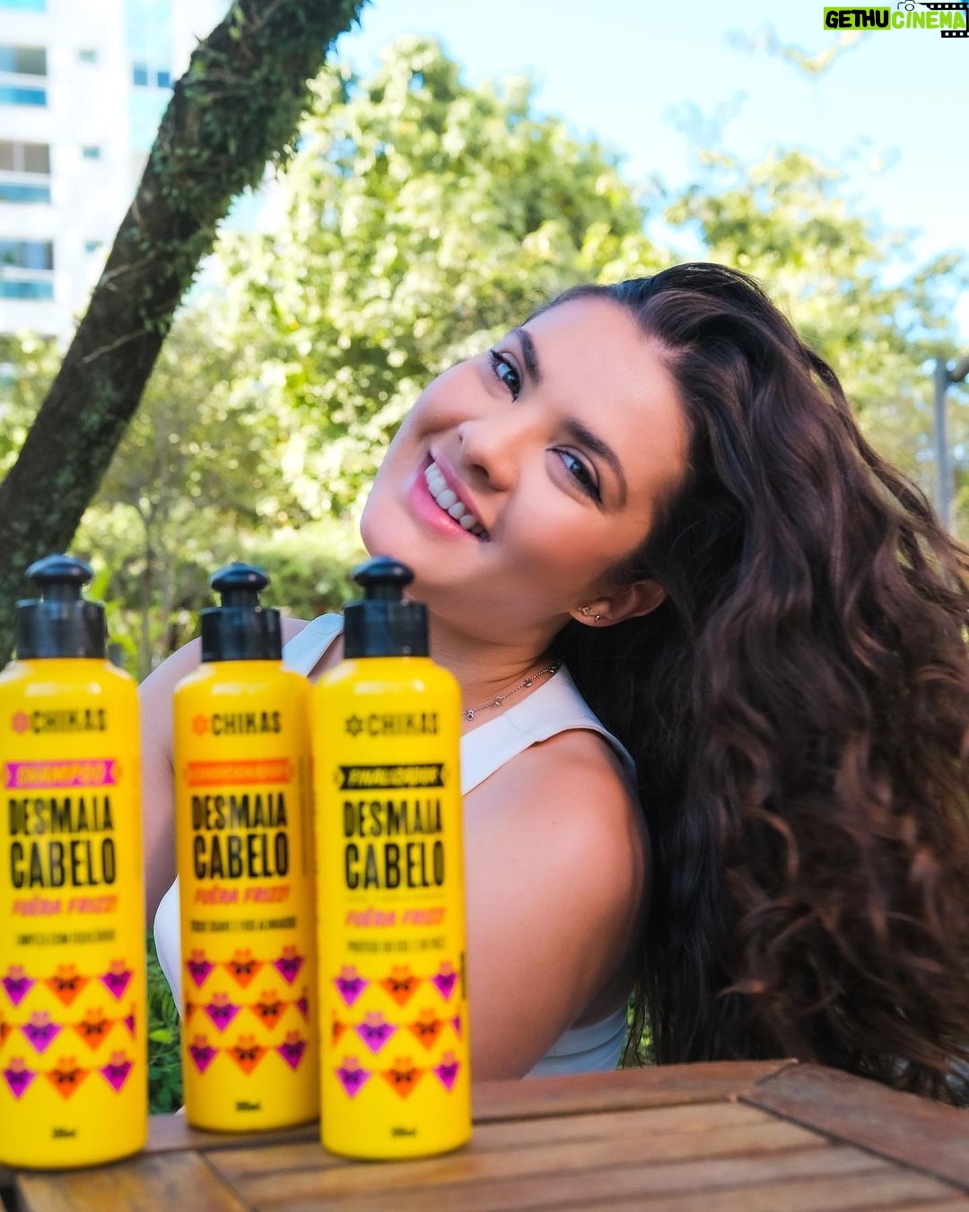 Lívia Inhudes Instagram - Tô aqui pra contar pra vocês que até o fim desse mês toda linha Desmaia Cabelo de @chikascosmeticos tá com 30% de desconto no site. Corre que dia 31 já tá aí, e ainda dá tempo de garantir essa linha perfeita 💁🏼♀️ #ChikasCosmeticos #BelezaSemDrama #publi