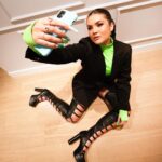 Lívia Inhudes Instagram - MTV Miaw, here I go 🐉 #PinkCarpedMTVMiaw Foto: @_bruna_ricardo Stylist: @sannyelias Look: @fabricioneves.oficial Joias: @crayonsjewelry Beleza: @patyhadich & @marconissoares Nails: @julianavieira.nails