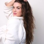 Lívia Inhudes Instagram - Momento autocuidado 🧖🏻‍♀️ quando meu cabelo precisa de nutrição e hidratação sei que a melhor opção é a linha acorda cachos de @chikascosmeticos não tem coisa melhor do que ver o resultado imediato né? 🩵 #BelezaSemDrama #publi