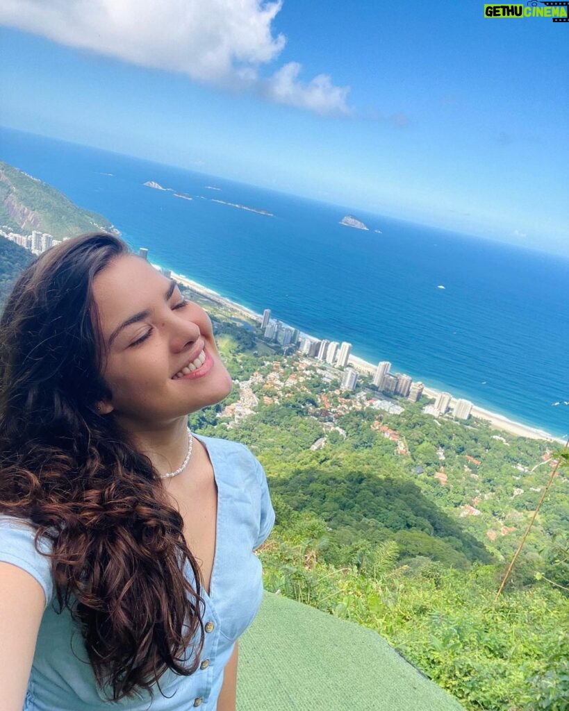Lívia Inhudes Instagram - O dia que meu amigo foi se aventurar nas alturas e eu fui acompanhar essa loucura… 🪂😜☀️🌊 São Conrado, Rio De Janeiro, Brazil