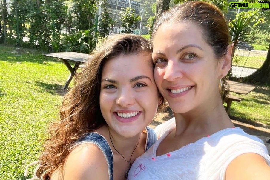 Lívia Inhudes Instagram - Sabe quando a gente tá realizando um daqueles sonhos que a gente traz consigo há muito tempo? Então… é isso que tô vivendo. Contar uma história da maravilhosa @thalitareboucas sempre fez parte dos meus sonhos e dar vida a Inha vem sendo muito emocionante e agregador para mim, honra demais. Demos início as filmagens de Um Ano Inesquecível-Verão, último longa da primeira franquia de filmes Original Amazon. Dirigido pela incrível Cris D’ Mato e produção @panoramica_filmes Obrigada a todos envolvidos por me permitir contar essa história de verão que tem muito amor, samba, sonho e conexão. Tem muitas pessoas incríveis na frente e atrás das câmeras, que juntos vem construindo tudo isso para vocês, tá ficando LINDOOOOO. Obrigada time Verão, vamos com tudooooo. ☀️❤️🎬
