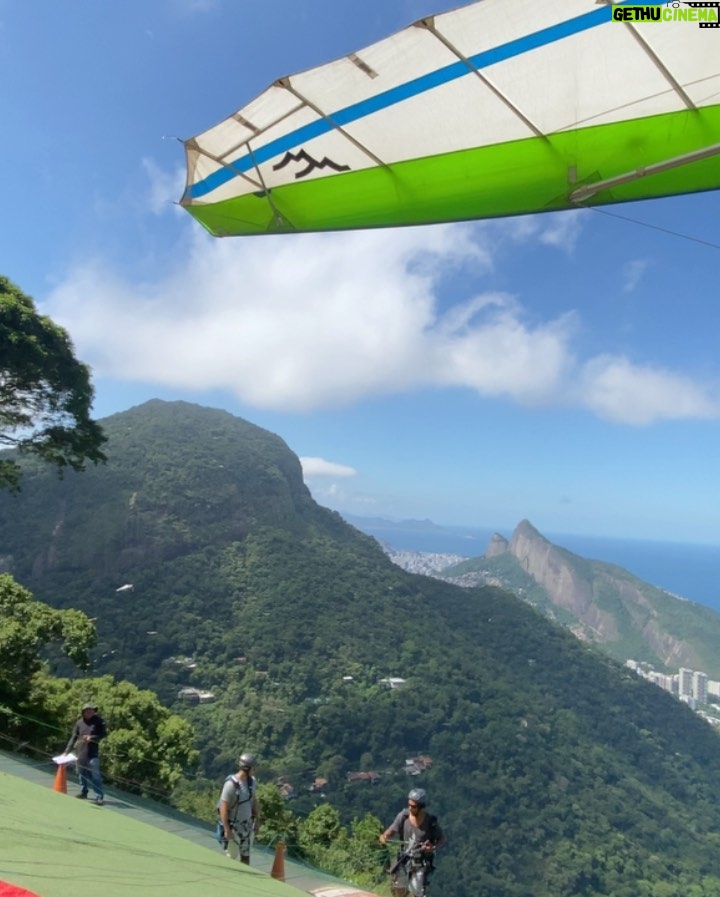 Lívia Inhudes Instagram - O dia que meu amigo foi se aventurar nas alturas e eu fui acompanhar essa loucura… 🪂😜☀️🌊 São Conrado, Rio De Janeiro, Brazil