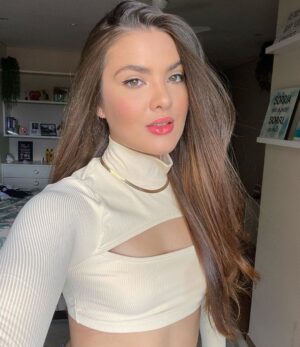 Lívia Inhudes Instagram - Sou flor que se cheire em qualquer lugar 🌾