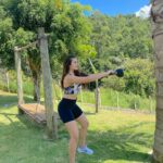 Lívia Inhudes Instagram - Que comece o feriado… borá de treino pra dar aquele gás no dia! 🏃🏼‍♀️☀️⚡️