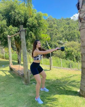 Lívia Inhudes Instagram - Que comece o feriado… borá de treino pra dar aquele gás no dia! 🏃🏼‍♀️☀️⚡️