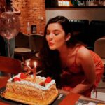 Lívia Inhudes Instagram - Meu dia foi pra lá de especial… eu que adoro uma festa resolvi esperar um pouco mais. Tive um dia onde refleti, agradeci e contemplei minha própria existência. Só recebi amor e carinho. sou grata demais. Fui jantar em um restaurante onde sempre sou tão bem recebida e tenho um carinho enorme, obrigada @cocobambu_saopaulo impecável é a palavra certa. Estava cercada de amor e carinho mais um aniversário. meu coração transborda. VIVA minha vida, obrigada Deus por me conceder mais um ano.🥳🥳❤️❤️✨✨ Coco Bambu Park Shopping Maia