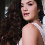 Lívia Inhudes Instagram - É REALLLL, agora sou a nova EMBAIXADORA da @chikascosmeticos 😍 Como é bom sentir os meus fios hidratados, bem cuidados e com um brilho único!!! Me sinto cada vez mais poderosa com meu cabelão e produtos Chikas. #chikascosmeticos #belezasemdrama #publi